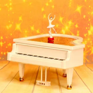 Exquisites Detail einer weißen Klavier-Spieluhr mit einer rotierenden Ballerina-Figur