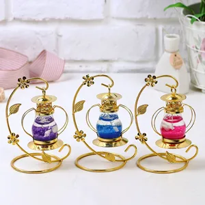 Juego de tres candelabros retro de metal dorado con velas de gelatina