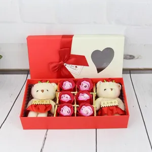 Coffret cadeau rouge contenant deux ours en peluche et six roses de savon roses