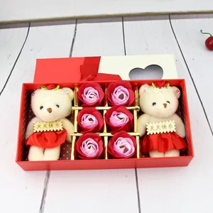 Vue détaillée d'un coffret cadeau avec deux ours en peluche et six roses de savon