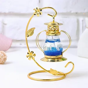 Detalle de un candelabro de hierro dorado con cera de gelatina azul temática océano