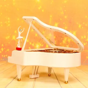 Nahaufnahme weiße Flügel-Spieluhr mit rotierender Ballerina-Figur