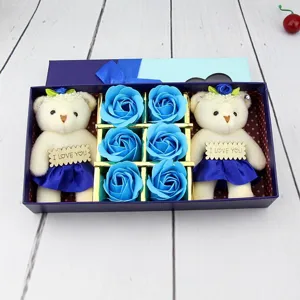 Coffret cadeau roses de savon bleues avec deux ours tenant des signes I LOVE YOU