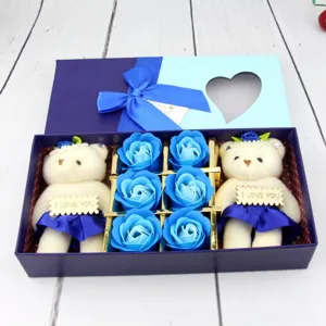 Détail boîte cadeau roses de savon bleu avec oursons mignons et emballage fenêtre cœur.