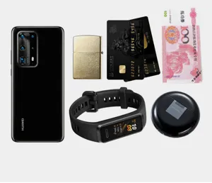 Vista detallada que muestra objetos cotidianos como teléfono y reloj para la bolsa deportiva.