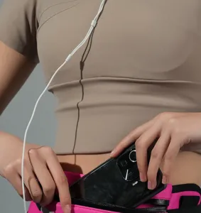 Vista detallada de la riñonera deportiva con cremallera para smartphone al aire libre.