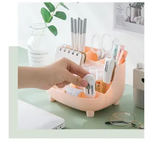Gedetailleerde close-up van de schattige roze bureau-organizer voor briefpapier met vakjes.