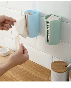 Praktische wandmontierte Organizer für Plastiktüten an einer weißen Küchenwand