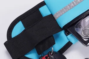 Detalle de riñonera deportiva de running con correa elástica, banda reflectante y bolsillo móvil.
