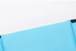 Primer plano del detalle de la tela del cinturón de running azul, material elástico transpirable.