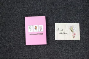 Coffret cadeau rose élégant avec design attrape-rêves et une belle carte de vœux.