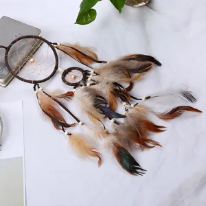 Attrape-reve indien fait main avec des plumes et des perles en bois pour la decoration murale.