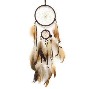 Attrape-reves marron fait main avec plumes et perles pour decoration murale boheme.