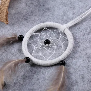 Acchiappasogni bianco fatto a mano mini ciondolo con piume e perline nere per decorazione auto.