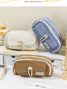 Grote canvas etuis in Koreaanse stijl in drie kleuren gepresenteerd op een bureau-omgeving