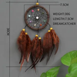Brauner Traumfänger Detail mit bunten Perlen und weichen Federquasten für Wanddeko.