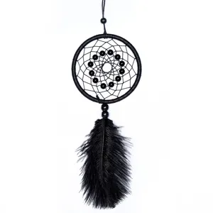 Vista detallada de un elegante atrapasuenos con plumas negras para decoracion de pared.