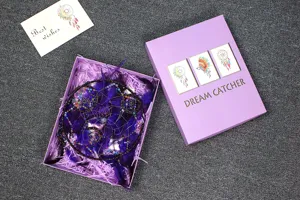 Ensemble de coffret cadeau attrape-rêves violet avec carte de vœux, déco artisanale élégante.