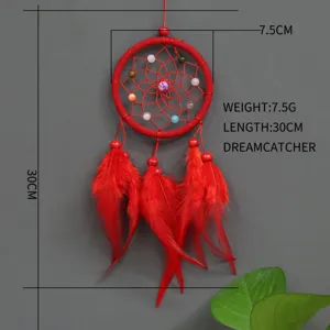 Rote Traumfänger Wandbehang Detail, Feder und Perle Dekoration, 30cm Länge für Zuhause.