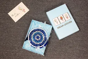 Ensemble cadeau attrape-rêves bleu artisanal avec boîte élégante et carte pour déco murale.