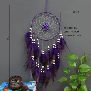 Atrapasueños de pared con plumas moradas, decoración del hogar estilo indio con cuentas.