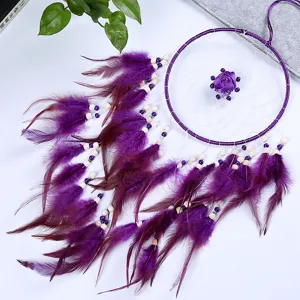 Atrapasueños morado artesanal para colgar en la pared con plumas y cuentas de madera