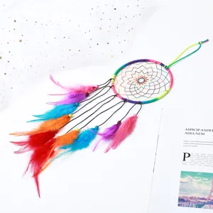 Regenboog dromenvanger hanger met kleurrijke veren en kralen voor wanddecoratie en bruiloft.