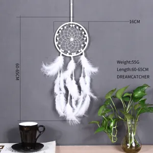 Handgemaakte witte dromenvanger met zachte veren en parels voor stijlvolle wanddecoratie.