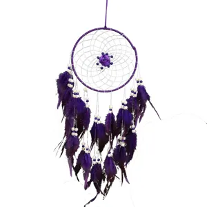 Atrapasuenos morado colgante de pared con plumas y cuentas para decoracion bohemio.
