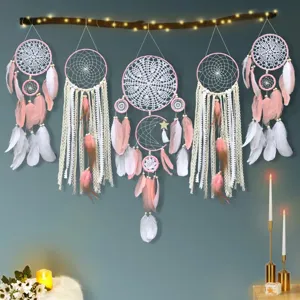 Boho ονειροπαγίδα τοίχου με πούπουλα και φούντες, ιδανική για ζεστή και κομψή διακόσμηση σπιτιού.