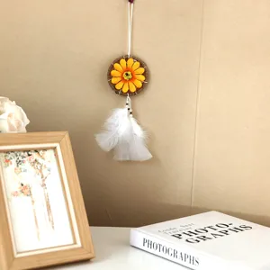 Nahaufnahme von Sonnenblumen-Traumfänger mit weichen weißen Federn