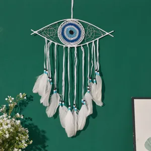 Böser Blick Traumfänger Wandbehang, weiße Federn und blaue Häkeldeko für Boho Zimmer.