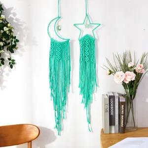 Detailansicht von handgefertigtem Makramee Mond und Stern Wandbehang, Boho Dekor.