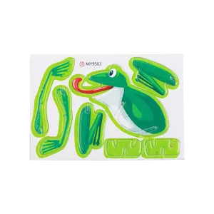 Pezzi di puzzle 3D rana verde su foglio per assemblaggio fai da te giocattolo creativo