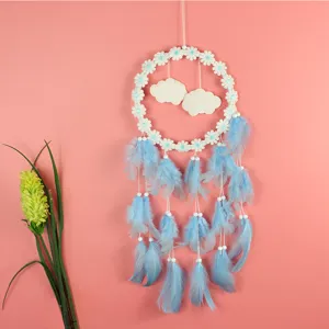 Dromenvanger met blauwe veren en witte madeliefjes voor wanddecoratie huis