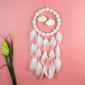 Handgemaakte witte madeliefje dromenvanger met veren en wolken voor wanddecoratie