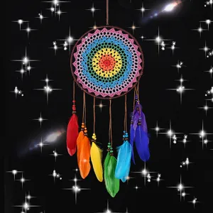 Attrape-rêves arc-en-ciel fait main avec des plumes colorées pour décoration murale.