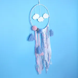 Handgemaakte dromenvanger met wolken en kant, schattige muurhangende decoratie voor thuis.
