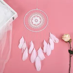Detaillierte Nahaufnahme des eleganten weißen Spitzen-Traumfängers mit zarten rosa Federn und Perlen.