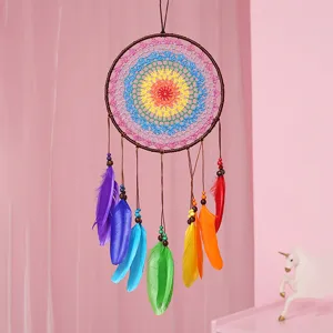 Détail d'attrape-rêves coloré fait main avec magnifique filet crocheté et plumes.