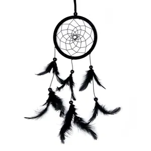 Detalle de atrapasueños de plumas negras colgante, estilo nativo americano decoración.