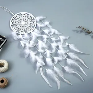 Witte veren dromenvanger wandbehang, romantische huwelijksdecoratie en huis kamer ornament.