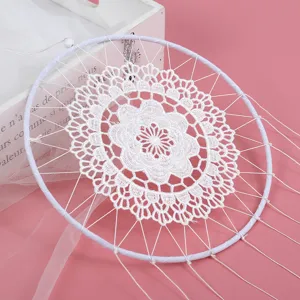 Weißer Spitzen Traumfänger Detailaufnahme, exquisite Boho Wandbehang Dekoration zu Hause.