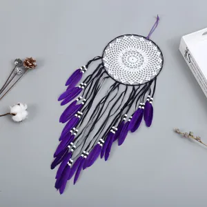 Attrape-rêves mural artisanal en plumes violettes avec filet crocheté blanc pour décoration maison.