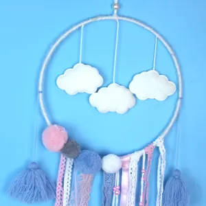 Handgemaakte wolk dromenvanger wanddecoratie met pompons en kanten linten voor meisjeskamer