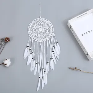 Attrape-rêves mural blanc fait main avec des plumes et des perles, décoration idéale.