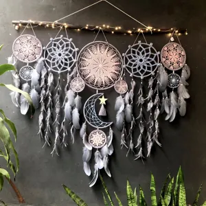 Grote dromenvanger wandhanger met lichtjes, handgemaakte grijze roze veren decoratie