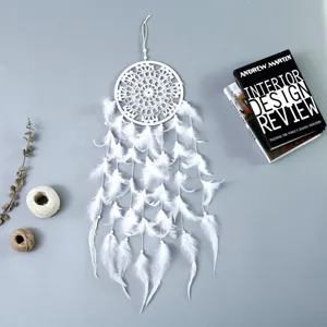 Handgemaakte witte dromenvanger met zachte veren en kraaltjes, perfect voor huis- en bruiloftsdecor.