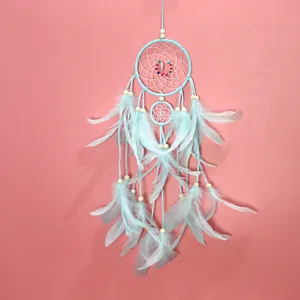 Atrapasueños azul artesanal con plumas decoración de pared vista detallada para una habitación acogedora.