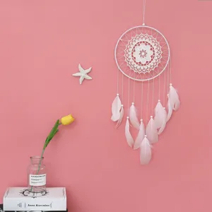 Handgemachter weißer Spitzen-Traumfänger mit rosa Federn, elegante Wand-Hängedeko.